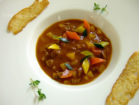 Goulash soup with crispy brown bread slice