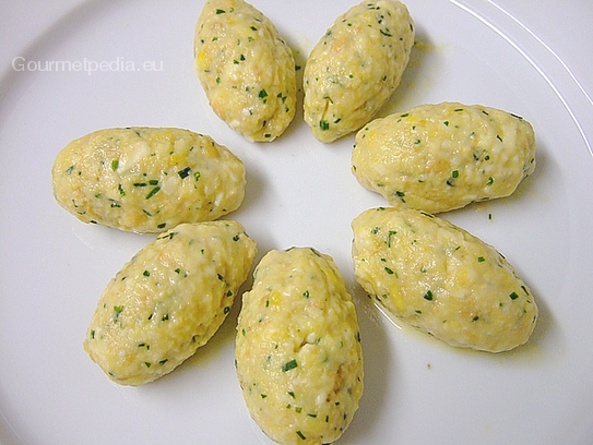 Die Nocken oder Knödel im Kühlhaus abgedeckt mit Klarsichtfolie bis zum Kochen kühl lagern