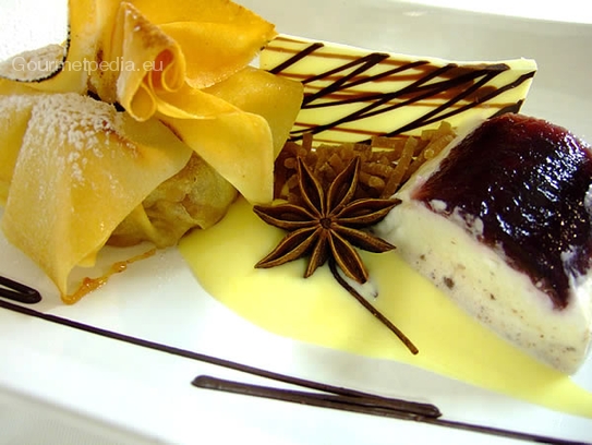 Bolsita de pasta de strudel rellena de membrillo con salsa de anis estrellado y semifrío de castaña