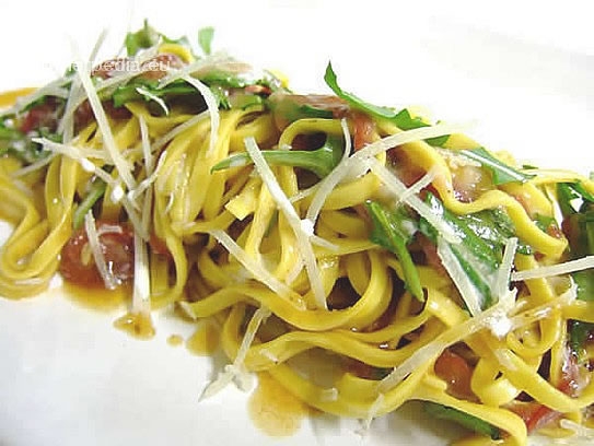 Tagliolinis au poitrine d'oie fumée et au roquette à la jus