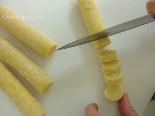 Die gekühlten Teigrollen mit einem Messer in 1cm dicke Scheiben schneiden