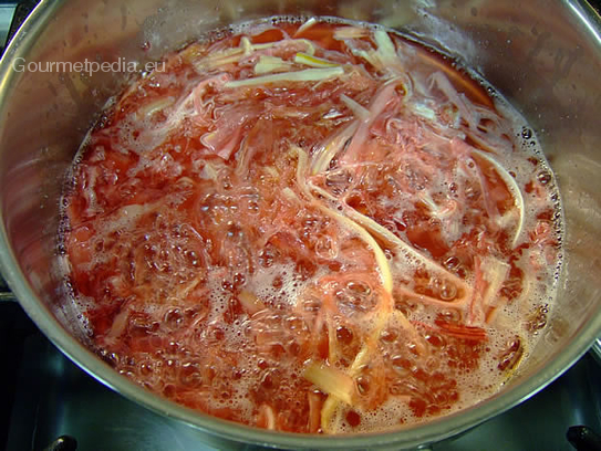 Den Sud kurz aufkochen lassen, restliche Zutaten für die Marinade beifügen, nochmals aufkochen