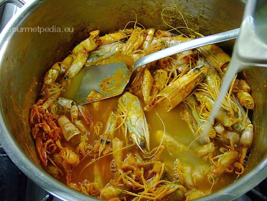 Mit Fischfond oder Wasser aufgießen und zum Kochen bringen