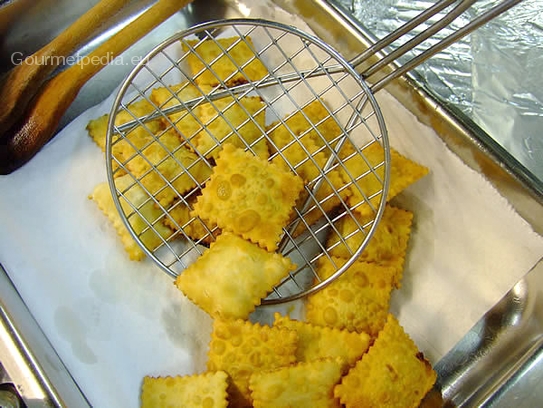 Die frittierten Ravioli auf Küchenkrepp abtrocknen lassen