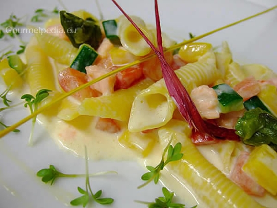 Garganelli à la crème aux légumes et au saumon