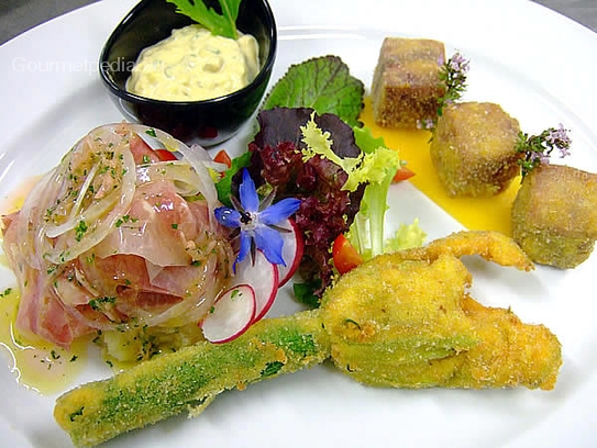 Variation vom mariniertem und frittiertem Kalbskopf an Remouladensauce und Zucchiniblüte