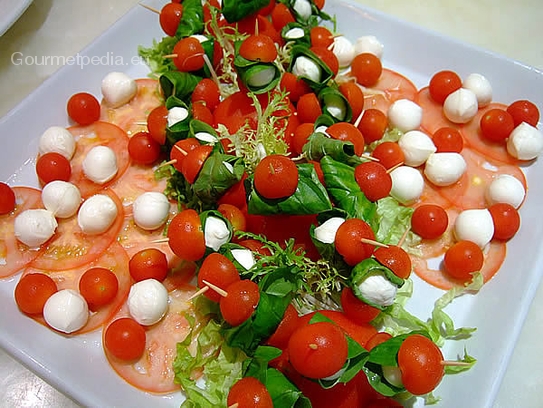 Spiedini di mozzarelline e pomodorini su carpaccio di pomodori