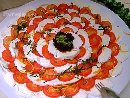 Mozzarella caprese – salade de tomates à la mozzarella de bufflonne au basil