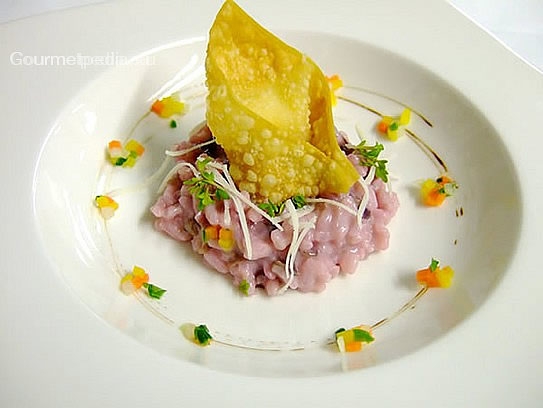 Risotto à la trévise et au vin rouge avec raviolo frit de fromage Brie