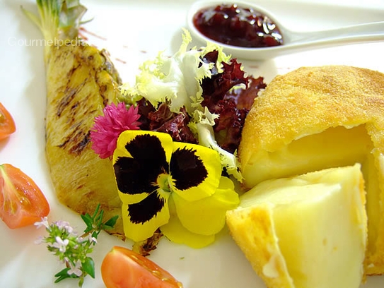 Camembert frit avec ananas grillé et marmelade d' airelles rouges