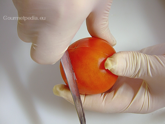 Tomaten waschen und kreuzweise einschneiden