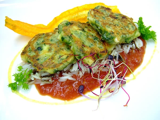 Galettes de épinards et mozzarella sur riz sauvage à la sauce tomate