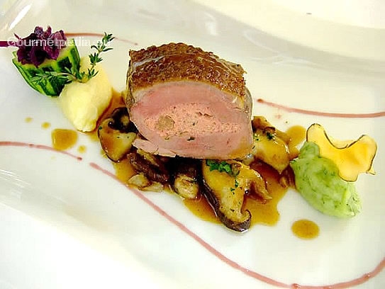 Suprême de canard de Barbarie farci au foie gras sur cèpes Schiitaki sautés à la sauce au porto