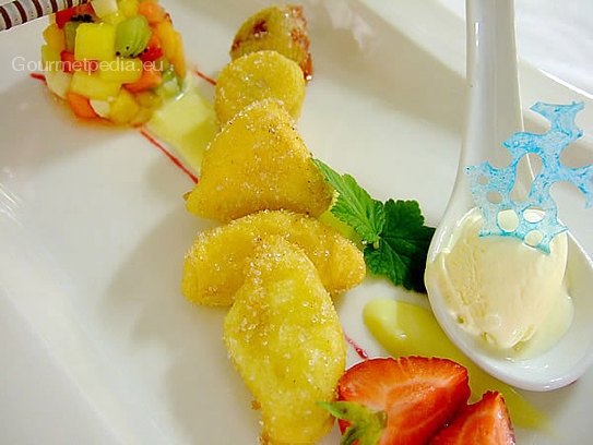 Fried fruits with fruit salat and white chocolate ice-cream