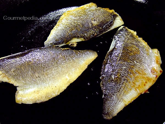 Bei Verwendung von Goldbrassenfilets diese in einer beschichteten Pfanne oder auf dem Grill in etwas Olivenöl beidseitig anbraten