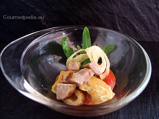 Filetto di coniglio con porcini su fondo di pomodoro