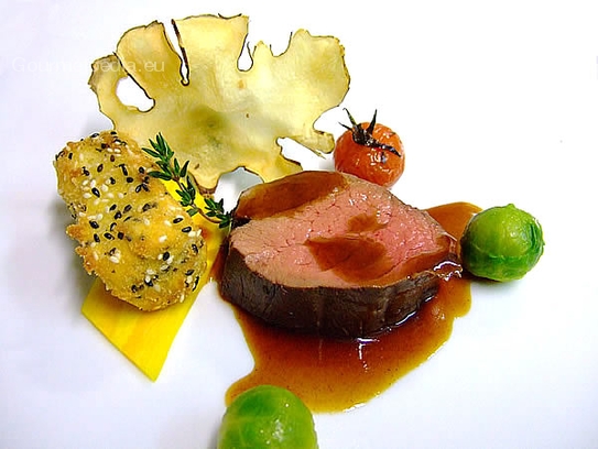 Im Rotweinsud pochiertes Rinderfilet mit Lagreinsauce, sautiertem Rosenkohl und Kartoffelriegel