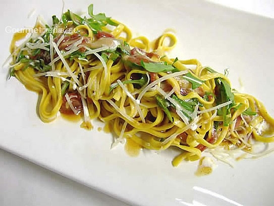 Tagliolinis con pechuga de oca ahumada y oruga en jugo de carne