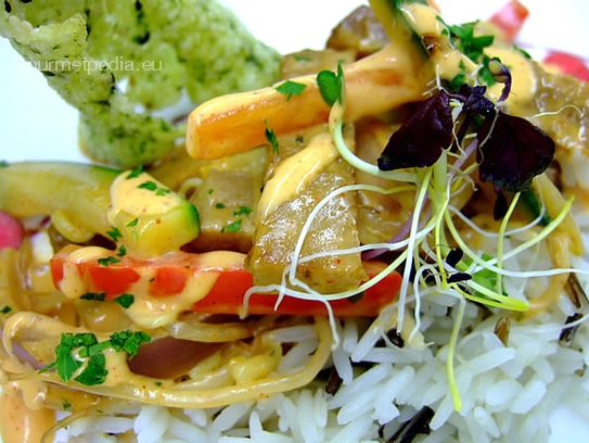 Stroganov de seitan aux légumes avec riz sauvage