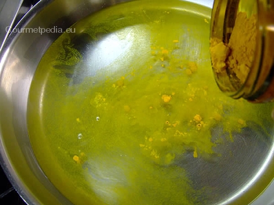 Wasser mit etwas Curry-Pulver vermischen und zum Kochen bringen