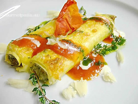 Cannelloni ripieni di carne gratinati con salsa al pomodoro