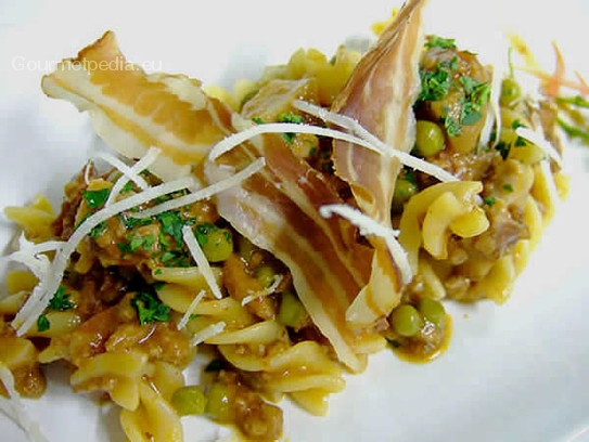 Fusilli (pasta) con tocino, con ragú de carne, setas y guisantes