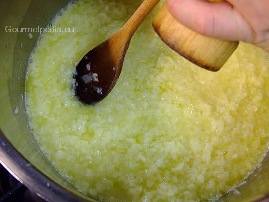 Die Zwiebel glasig dünsten