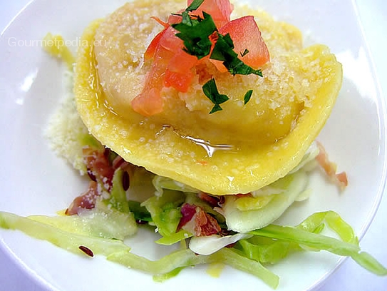 Teigtasche mit Amatricianafüllung auf Krautsalat