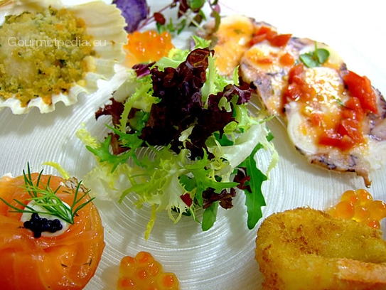 Zarzuela de pescado con ensalada marinada y caviar de salmón
