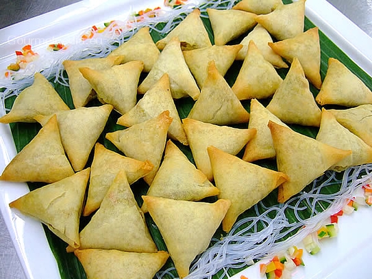 Gebackene Samosas ? gefüllte Frühlingsrollen-Teigtaschen