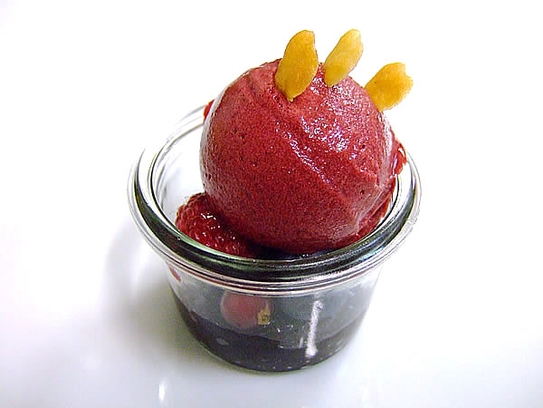 Erfrischendes Sorbet von Waldfrüchten auf Waldbeeren-Ingwerconfit