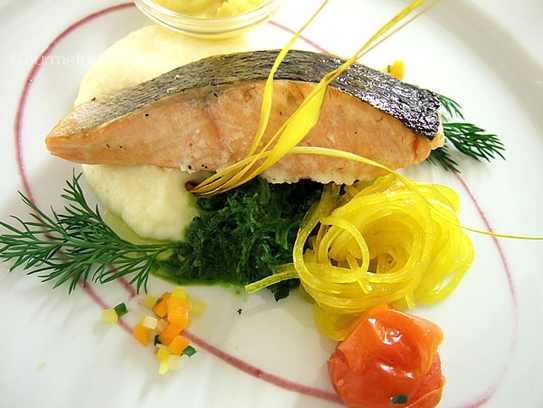 Trancio di salmone alla griglia su purea di sedano, spinaci sauté e spaghettini allo zafferano