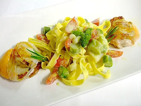 Tagliatelle alla crema d'asparagi con capesante arrostita in manto di lardo