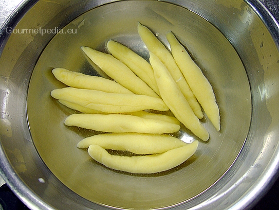 Die Schupfnudeln 5 Sekunden kochen lassen, aus dem Kochwasser nehmen und in Eiswasser abkühlen