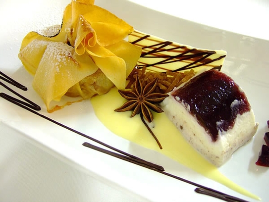 Bolsita de pasta de strudel rellena de membrillo con salsa de anis estrellado y semifrío de castaña