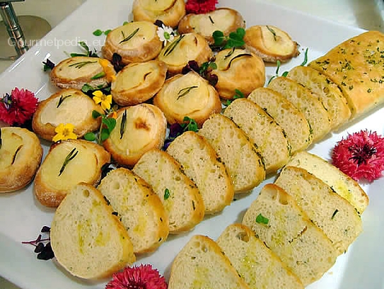 Pizzetas pequeñas con patatas y romero, pan ciabatta a las  hierbas