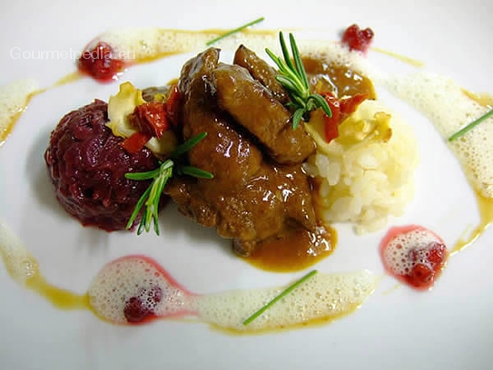 Gulasch de ciervo con col lombarda y arroz pilaf