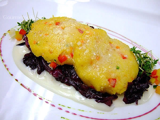 Pastelitos de sémola y verduras al gratén sobre achicoria roja braseada en vino tinto con salsa Brie