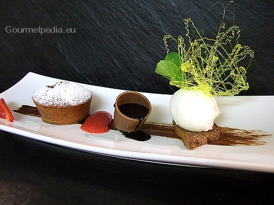 Tartelette tiède aux fraises et amandes à la sauce au chocolat, sorbet au citron