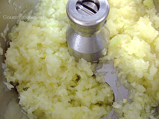 Die Zwiebel im Cutter klein schneiden