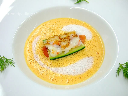 Crema di peperoni con tartara di gamberoni sauté su manto di zucchini%