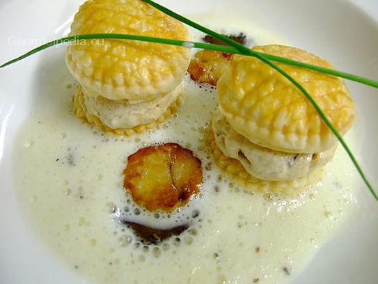 Potage crème Parmantier aux truffes noires, dartois à la mousse de foie de canard