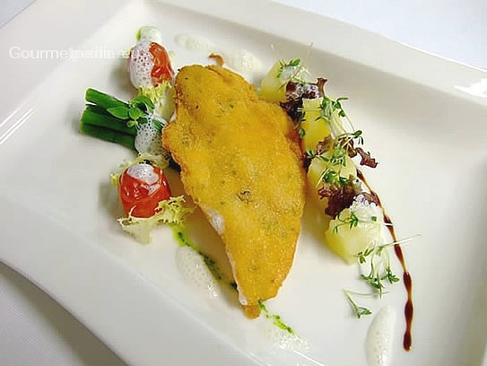Filetto di pesce bianco dorato con olive verde