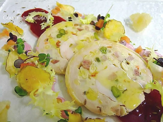 Galantina de capón con carpaccio de remolachas y salsa de arándanos rojos