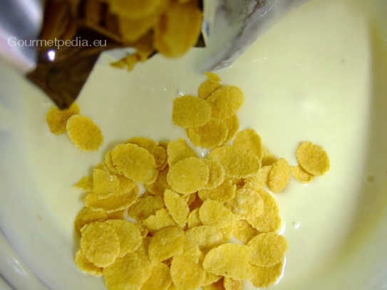 Cornflakes in die Weiße Schokolade schütten