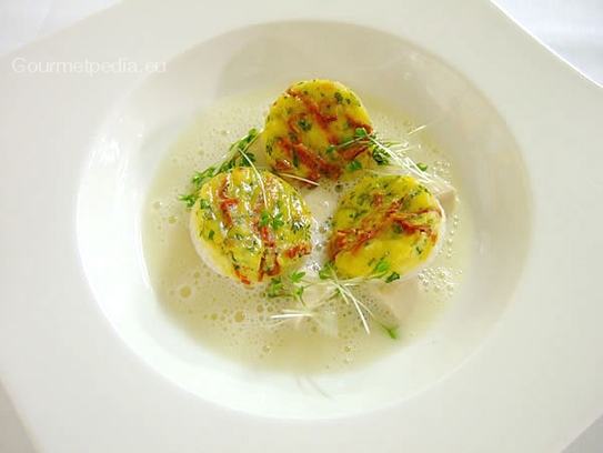 Serviervorschlag von den gebackenen Tomatenbrotschnitten mit Kresse in einer Truthahncremesuppe