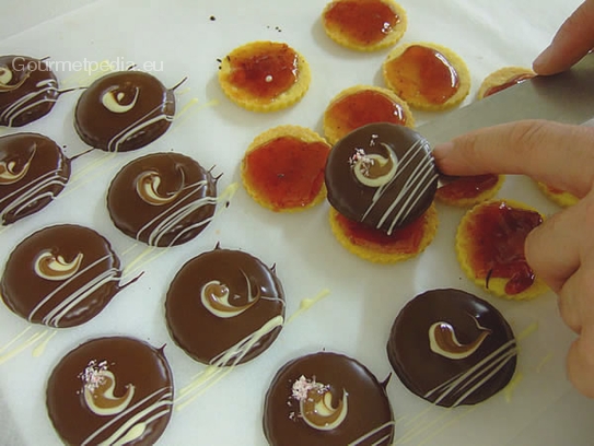 Die getrockneten Schokoplätzchen mit den Marmeladeplätzchen zusammensetzen