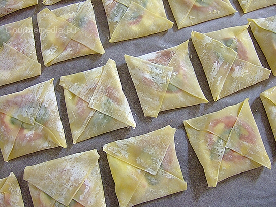 Die Wonton Teigtaschen auf Backpapier legen und mit einen Tuch abdecken