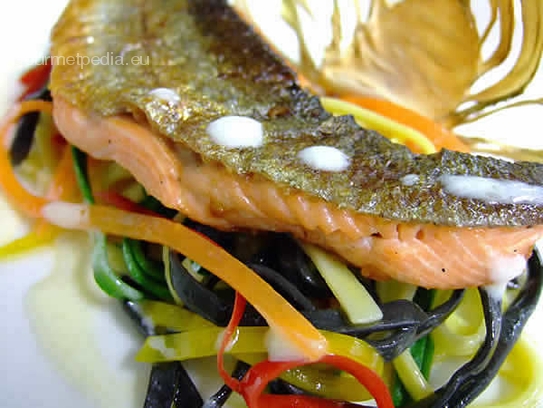 Filetto di trota salmonata su tagliolini neri al julienne di verdura e salsa alla citronella