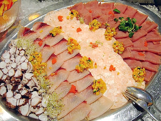 Carpaccio di polpo, pesce spada, gamberoni e tonno